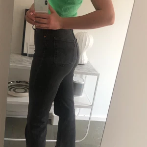 Levis byxor, ribcage straight🤑🤑 - Feta Levis byxor! Modellen, ribcage straight är så de ska vara tajta uppe i midjan, och lösare i benet, framförallt under knäna. Dessa är alldeles för små för mig, så de ska sitta lösare, som sissta bilden! Skriv t mig ifall du vill ha andra bilder! Jag är 180, därför för korta! Bra skick! Pris kan diskuteras! 