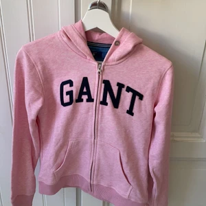 Rosa ganttröja  - Fin ganttröja, aldrig använd då den var för liten, strl 158-164. Skicka PM eller skriv för intresse!💛💛