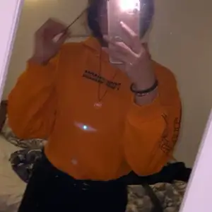 Säljer denna hoodie, orange har bilder på hur den ser ut där jag inte har på mig den lite längre ner på min profil