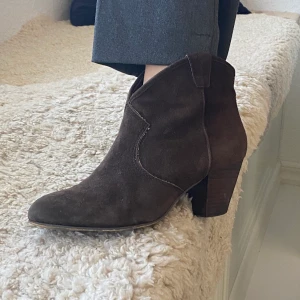 Cowboy klackar  - Klackar med cowboy feeling från Ash. Nypris 1700kr men de är väl använda. Storlek 37 men själv har jag 38 och de passar mig. Föreslå pris så kan vi kompromissa! 