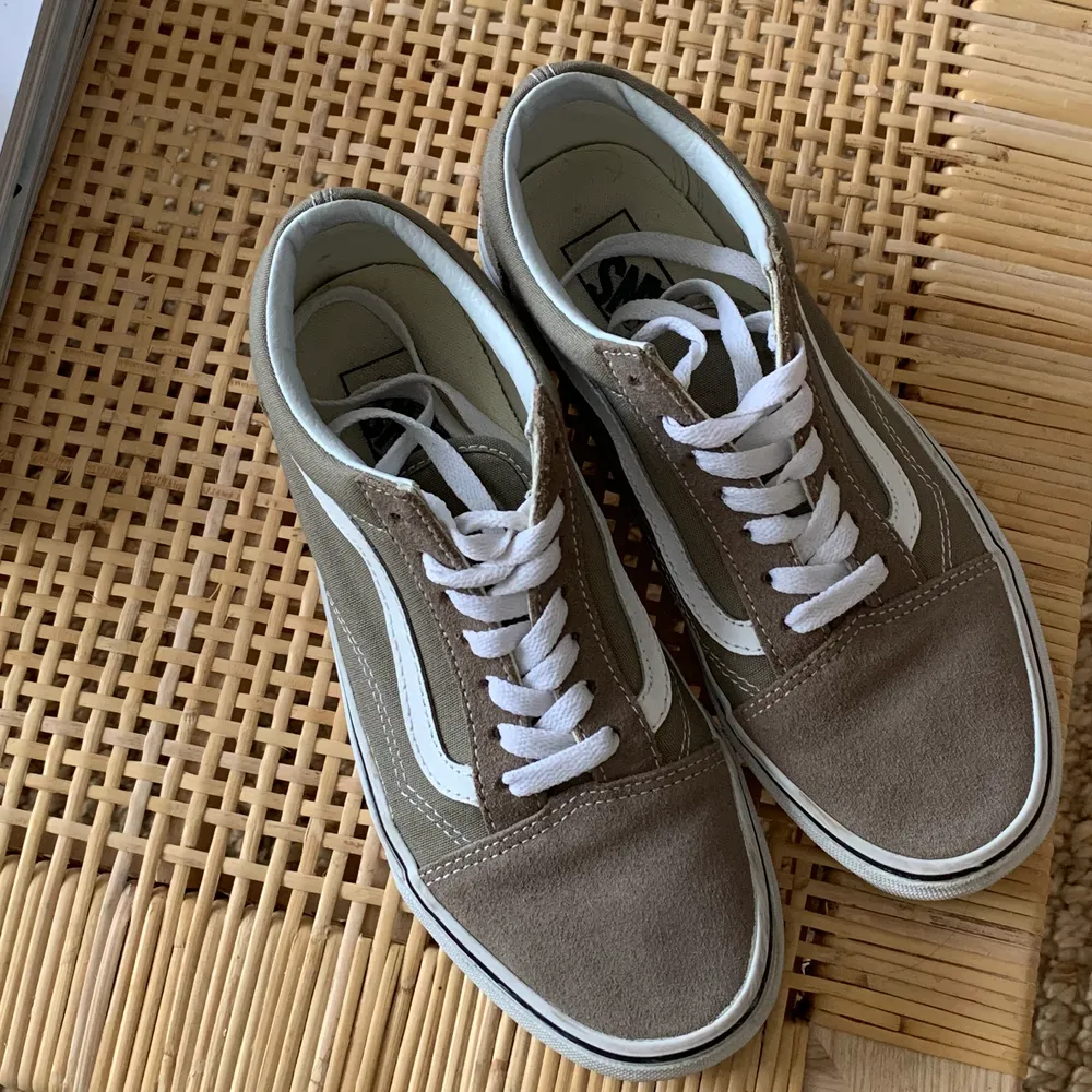 BUDGIVNING AVSLUTAS IKVÄLL 20.00 Säljer nu mina beiga VANS - Old Skool modell som är inköpta i LA förra året. De är i mycket fint skick och bara använda ett fåtal gånger. Skornas är i mocka framtill och baktill och har det vanliga VANS materialet längs sidorna 🧡🧡  buda nere i kommentarerna eller i privat meddelande👇🏼👇🏼 HÖGSTA BUD: 380 KR . Skor.