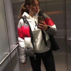 Snygg tjock jacka  - Supersnygg väldigt tjock och varm jacka storlek M! Inte mycket använd alls. 100 kr ❤️