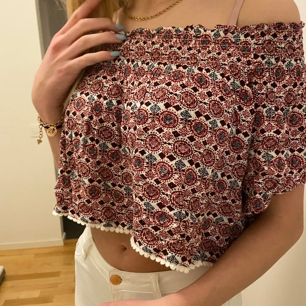 en off shoulder tröja från hm! väldigt tunnt och skönt tyg med mönster. säljer för att den inte kommer till användning! använd mycket men i jättebra skick! 45kr+ frakt. skriv vid intresse!!. Toppar.