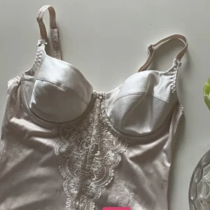 Vit body! - Super söt vit body som jag köpte på plick för ett tag sen! Tyvärr passade den inte mig. Den är b-kupa,75 i storlek. Frakt ingår inte i priset!(lånade bilder)💞