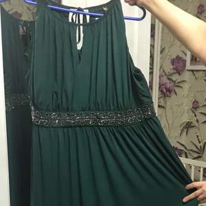 Klänningen är grön och är helt ny. Den har storleken 48. Säljs för 250