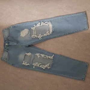 Håliga jeans som är rakbenta - Det är i XL som inte riktigt passade mig i låren så dom har aldrig används. Benen är 71 cm långa, dom är tightare i midjan
