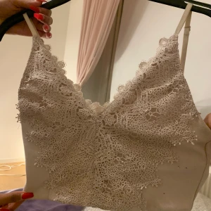 En topp - En topp med spets på