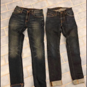Nudie Jeans - Två par Nudie Jeans i storlek 26 32. Bra skick med få tecken på användning.