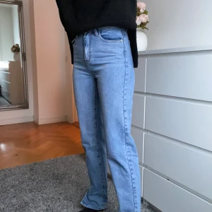 Blåa jeans med slits - Blåa jeans med slits köpta från prettylittlething i bra kvalité. Använts fåtal gånger. Jag är 175 cm. Köparen står för frakt. Återkommer med fraktkostnaden.