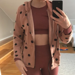 prickig hoodie - supersöt hoodie med dragkedja i en supersöt blek rosa färg med svarta prickar! luddig i, jättemysig att dra på. barnstolek men passar en XS/S jättebra. 