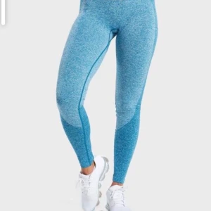 Gymshark Flex leggings  - Säljer dessa då dom blivit lite för små på mig. Har hela settet om de är något som skulle va intressant kolla min andra annons! Använt några gånger men fortfarande väldigt bra kvalitet! De är deras gamla modell, tror dom gjort om dom lite nu. Och nypriset har jag för mig va runt 550kr när jag köpte dom🥰