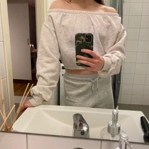 Off shoulder sweatshirt  - Swestshirt helt oanvänd från nelly. Off shoulder modell. Båda lapparna sitter kvar. Beige. Storlek L men skulle säga att den är mer som en M i storlek. Ordinarie pris 299kr