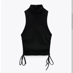 Zara top - Säljer nu min helt oanvända top från zara (prislappen är kvar) köpt för 159kr. Superfin och stretchig! Slutsåld på Zara! 