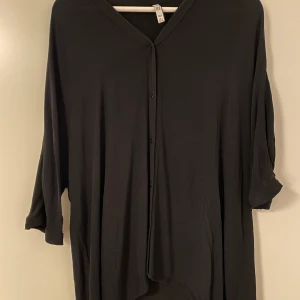 Zara skjorta  - Denna skjorta kan vara allt möjligt beroende på hur man vill att den ska sitta, säljer den nu för att jag inte längre har användning av den.