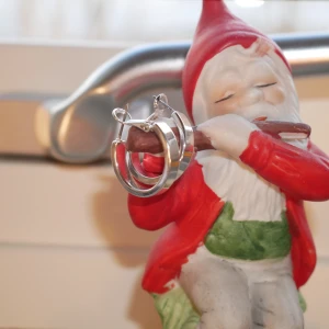 Silvriga örhängen - Superfina ringar med smart lås. Köpte i ett paket med ett par silvriga och ett par guldiga. Så inte använt dessa då jag egentligen ba ville ha de guldiga. 