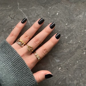 Guldiga ringar - Två super fina guldiga ringar, hjärtringen såld! ringen med tre stenar (s-m) 30kr💕