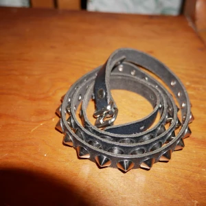 Bälte med nitar - Najs smalt bälte med nitar som inte är min stil längre! Ca 90 cm långt. Säljer då jag verkligen behöver plats i min garderob och behöver pengarna! Studentlivet... 🥴 Bara att höra av sig för fler bilder/info. Fixar alltid bra paketpris om ni köper fler kläder samtidigt, frakten varierar, men snabba affärer uppskattas alltid och då kan priset sjunka lite. ❤️ kolla gärna in resten av min sida