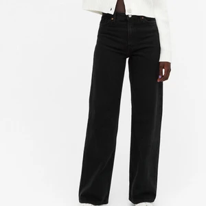 Monki Yoko jeans 26 - Svarta jeans från monki i den populära modellen Yoko. Köpta för nån månad sen och är i bra skick. Sitter superfint men jag är 170 med ganska långa ben och hade önskat att dom var några centimeter längre. Skriv gärna privat om du är intresserad🥰