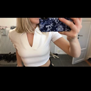 Vit topp med krage - Jättefin topp från SHEIN som tyvärr inte kommit till användning. Är en S men lutar mer åt XS hållet tycker jag. Skulle sitta jättesnyggt under en tjocktröja!!