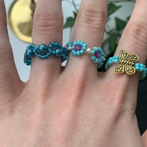 Ringar - Egengjorda ringar, alla 20kr st. Finns i alla storlekar och i flera färger. Skriv privat om du är intresserad och vill ha bild på andra färger. Frakt tillkommer på 11kr!