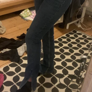 Jeans med slits - Helt nya jeans från Zara, har lappen kvar aldrig använda då dom är för långa för mig! Min syster har på sig dom på bilden o hon är 167cm o då sitter dom helt ok, strl 38, skulle säga att dom är normala i storleken dock är det rejält material så känns lite mindre kanske🥰 kan skickas mot att köparen står för frakt, 250kr. Mvh Maja