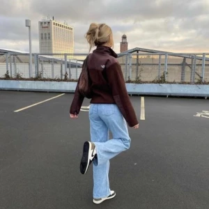 Jeans monki - Säljer dessa populära jeans från monki, bra skick!! Waist 25, passar mig som normalt bär storlek XS/S!