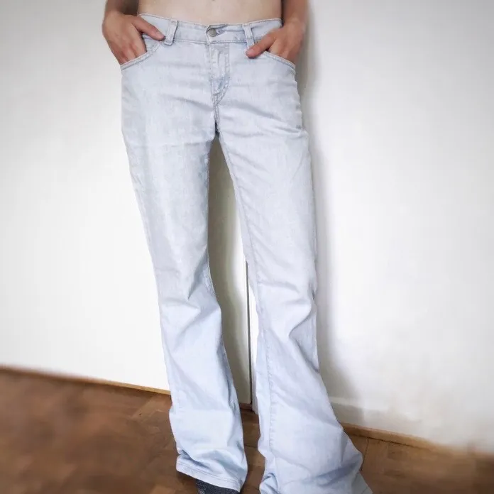 Säljer den ur snygga gammla Levis jeans! Dom är lågmidjade och Bootcut vilket ger en 2000s eller 1900s känsla! Kommer starta budgivning om många är intresserade💖 (bilderna är lånad från tidigare säljare!) Eftersom att många var intreserade tänkte jag starta budgivning den avslutas på söndag den 31 januari! Start bud 300kr. Jeans & Byxor.