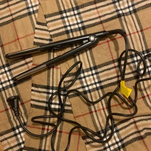 OBH Nordica plattång!  - I bra skick, använd fåtal gånger i ca ett år! Passar utmärkt för både att platta och locka med hjälp av värme runt hela toppen på tången. Hör av er för mer bilder eller vid frågor 🥰