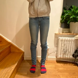 Levis jeans  - Skitcoola Levi’s jeans i storlek 24 pris 300kr (exklusive frakt) nypris 1000kr skriv om du är intresserad!! 