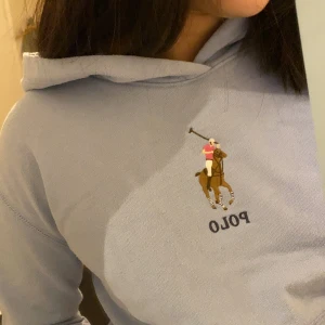 ralph lauren hoodie - Säljer mig ralph lauren hoodie som brukade vara min absoluta favorit! Köpte den på kidsbrandstore för ca 3 år sedan men tyvärr har jag växt ur den och är inte riktigt min stil längre. Hoodien är ganska tunn vilket är perfekt nu när våren börjar närma sig!! Storleken är 12-14y/o men skulle säga en XXS. Så så fin färg och bara allmänt fin. Den är så väldigt bra skick och så gott som ny om du frågar mig ☺️✨