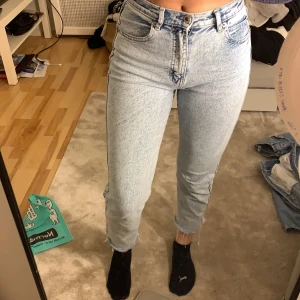 Blå jeans - Jättefina jeans från pull & bear i storlek 34, inga defekter i princip i nyskick. Frakt tillkommer men kan mötas beroende på vart💞