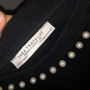 Zara t-shirt - En t-shirt från Zara som nästan aldrig är använd. Köpt för några år sedan. Storlek Xs/S