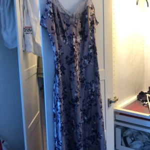 Döfin klänning  - Superfin klänning jag köpte förra året på secondhand EMMAUS. Köptes för 200kr. Har använt som sommarklänning och som nattlinne då materialet är så skönt. Känns som satin (obs! är ej det). Hör av dig för fler bilder. Är som en stor M/liten L!
