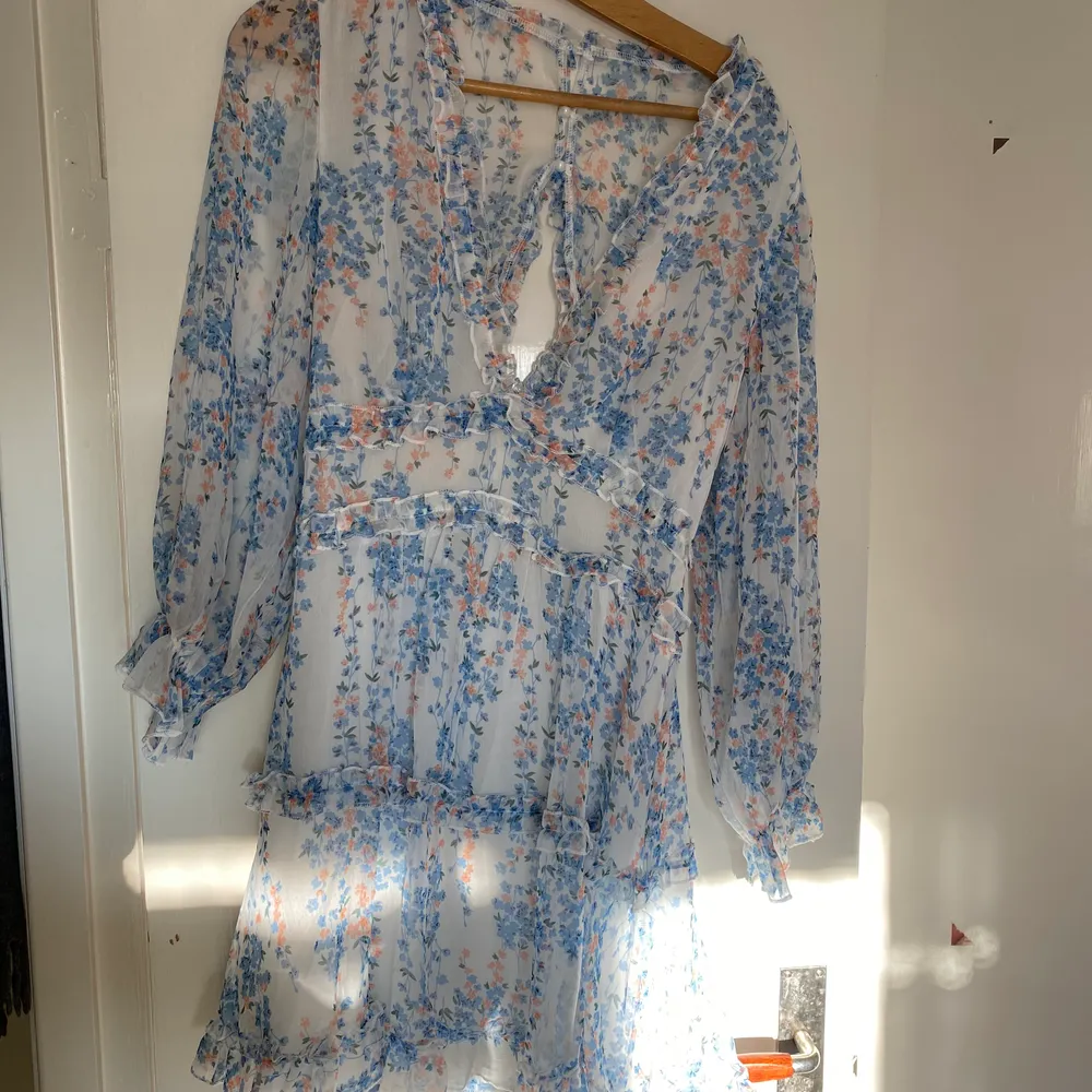 Superfin klänning från Shein med öppen rygg, i storlek M! Säljs för 100 kr, frakt tillkommer 💕. Mekot.
