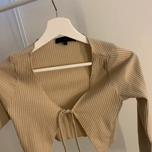 Kofta storlek S - Jättefin och modern kofta i beige färg. Jättefin passform och passar till allt. I väldigt bra skick då jag har använt den 2-3 gånger.