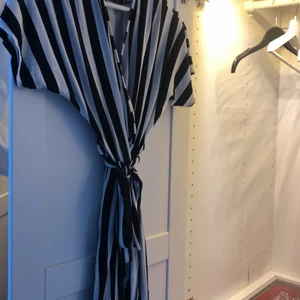 Mysig svart-vit-randig jumpsuit  - Från Boohoo i storlek 36 men passar mig som är 38 och kan passa en 40. Tillika de som är en 34 ifall de vill ha den lite oversized (med bältet så funkar den nästan för alla). Superskönt material och perfekt till sommaren/våren! Hör av dig för mer info!🌟