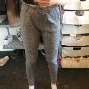 Kostym byxor  - Säljer mina kostym byxor, väldigt sköna byxor, dom har fickor och materialet är mer åt mjukis byxor 