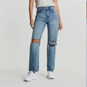 90s jeans från ginatricot - Populärare ginatricot jeansen som jag köpte beg i nyskick men har ej använt dom själv då dom vart för stora. 350kr eller bud om många är intresserade! 🌸 350kr + frakt är minsta priset jag släpper för så skriv inte och försök pruta eller om ni inte är seriösa 😇