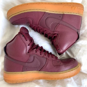 Nike air force 1 - Intressekoll på mina Nike air force 1 höga. Vad jag vet så går dessa inte att köpa längre och här kommer dom inte till använding så säljer gärna vidare :). Dom är i gott skick och stl 38,5. Buda i komentarerna, Startbud på 250 + frakt. Tar beslut på söndag vid eventuella bud.