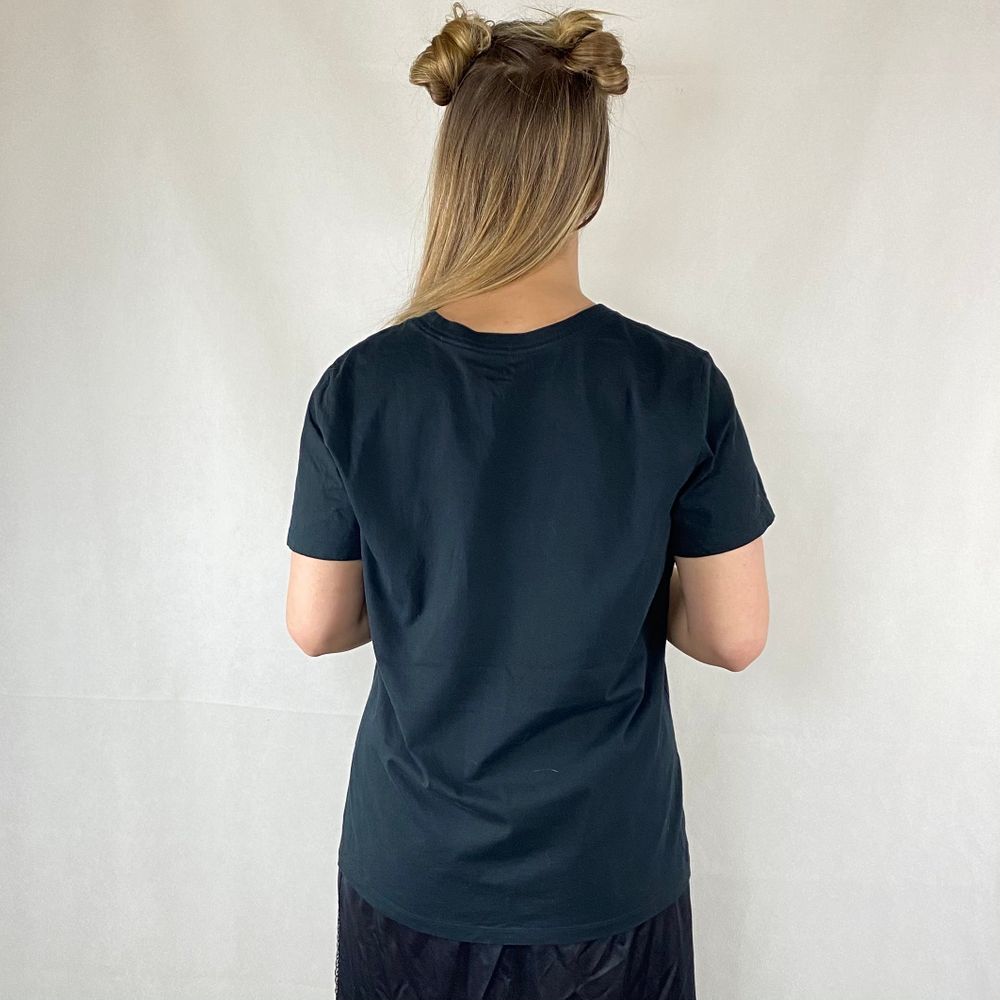 Nike pride t-shirt från kollektionen BETRUE. 2019. Är inte längre tillgänglig på Nike’s hemsida. I absolut toppenskick! Storlek XL. 100% cotton. Axel till axel 40cm, längd 69cm och tröjans bredd 55cm. SafePay knappen är aktiverad så det går att köpa direkt utan att behöva meddela! Tar annars swish! Spårbar frakt på 66kr är inräknad i priset och SafePay tar 10% av betalningen. Tyvärr kostar det lite extra då jag alltid kommer skicka spårbart och ta safepay för bådas säkerhet. T-shirts.