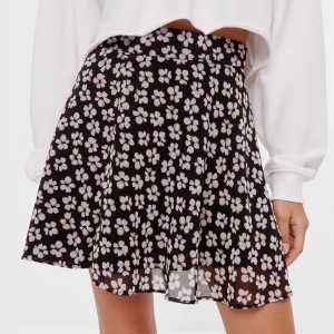 Kjol - Helt ny supersöt kjol från Bershka med prislapp kvar, köpt på Zalando! Säljes pga felköp⚡️ 120kr + frakt!! Liten i storlek💕