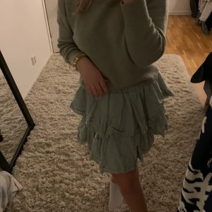 Volangkjol - Helt ny super fin volangkjol i en mintgrön färg passar xs-s-m då den är väldigt stretchig i midjan, aldrig använd. Bud 200