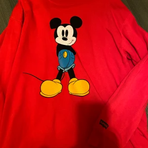 Tröja  - Tröja från Levis i storlek S. Använd några få gånger köpte den för 700kr.😌 tryck på framsidan och baksidan. Säljer för 200 plus frakt. Skriv för bättre bilder😇