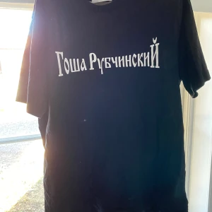 Gosha tisha  - As fet gosha rubchinskiy tisha storlek XL sitter som en L as skön och bekväm tisha med en clean passform 