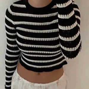 Randig tröja zara - Säljer denna jättefina populära tröjan från zara som är slutsåld, köpte en i s och en i m men behöll bara en därför säljer jag denna! Den är bara provad och aldrig använd efter det! Vi kör budgivning i kommentarerna om det är många som är intresserade, obs lånade bilder 💓💓 bud: 280kr + frakt