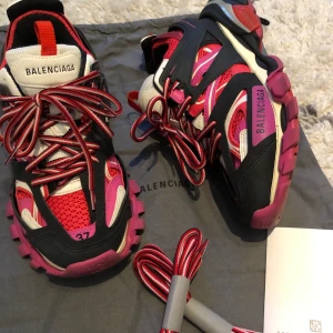 BALENCIAGA track sneakers - Säljer mina Baleciaga sneakers 👟 Dom kommer tyvärr inte till användning men är supersnygga o bekväma. Köptes för drygt ett år sedan men är väldigt sparsamt använda. Finns extra skosnören och dustbag. Kvitto finns och skickas såklart med ✨ Pris kan disskuteras! 