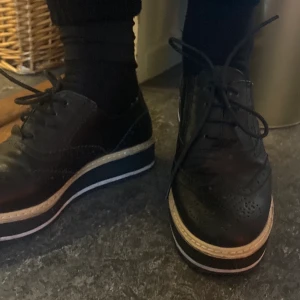 Brougeskor med platå - Köpta i Spanien. Tyvärr lite för små för mig annars väldigt sköna och lätta skor. 