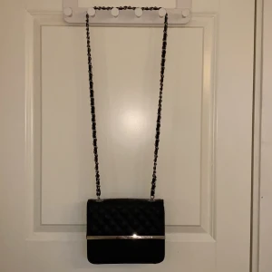 Axelväska  - Knappt använd och är i väldigt bra skick. Manganet öppnare och mycket plats för allt du vill ha med dig. 