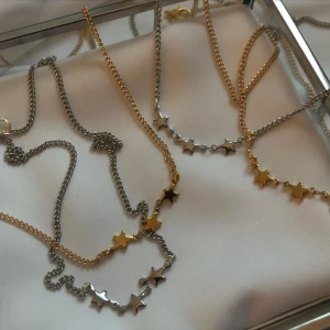 Halsband - Halsband med tre stjärnor finns i silver- och guldplätering. Pris 70 kr st. Frakt avgift på 20 kr tillkommer, fri frakt vid köp över 200 kr. Kika in på min instagram @tbjwlry och beställ där i dm ⭐️✨ använd koden ”Plick” för 20 % rabatt på alla smycken.