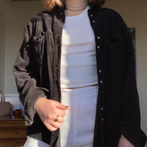 Manchester Skjorta - Snygg svart skjorta i manchester från Zara i storlek XS, sitter oversized på mig som är S. Köparen står för frakt!